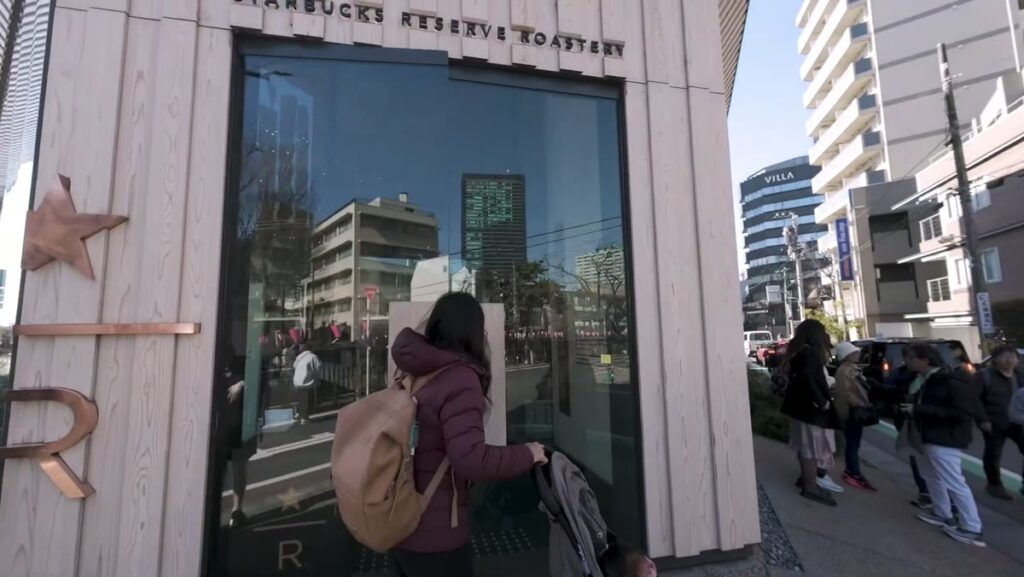 Cửa hàng Starbucks mở ngay sát lối ra ga tàu điện, minh hoạ cho mô hình TOD