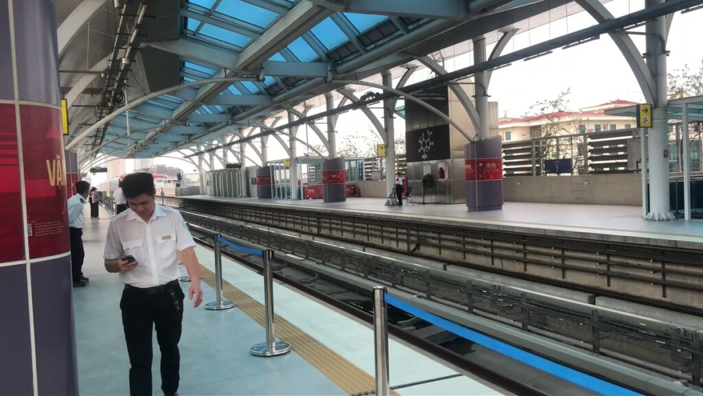 Sân ga trên tuyến metro 2A Hà Đông vào buổi sáng