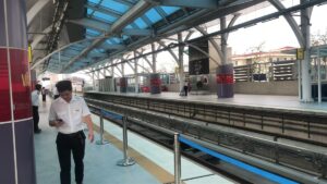 Sân ga trên tuyến metro 2A Hà Đông vào buổi sáng