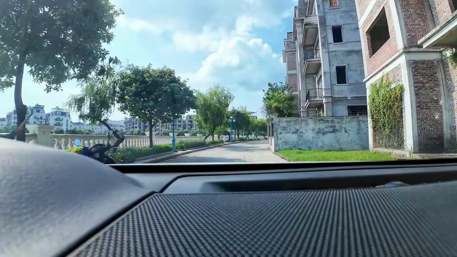Dãy biệt thự còn xây thô, chưa lắp cửa ở khu đô thị Lideco Hoài Đức