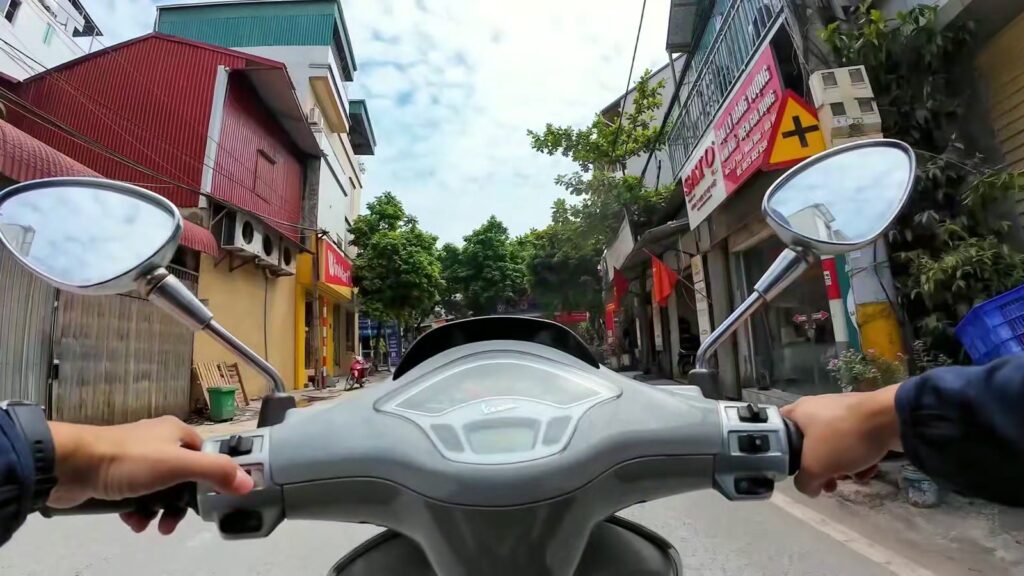 Đường làng Sơn Đồng, Hoài Đức, hai bên nhà dân và cửa hàng