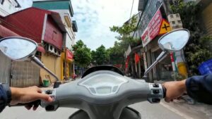 Đường làng Sơn Đồng, Hoài Đức, hai bên nhà dân và cửa hàng