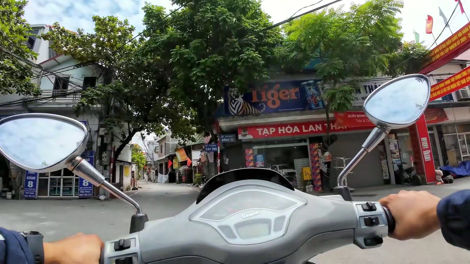 Hàng quán đang mở trên đường làng nghề Sơn Đồng, Hoài Đức