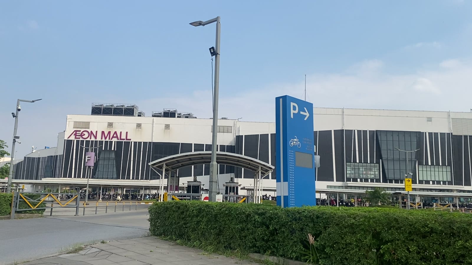 Mặt tiền Aeon Mall Hà Đông nhìn từ lối vào bãi xe, cách Khu A Geleximco khoảng 15 phút xe máy