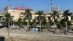 Bến xe Yên Nghĩa nhìn từ nhà ga metro Yên Nghĩa, có xe buýt đỗ trong bến
