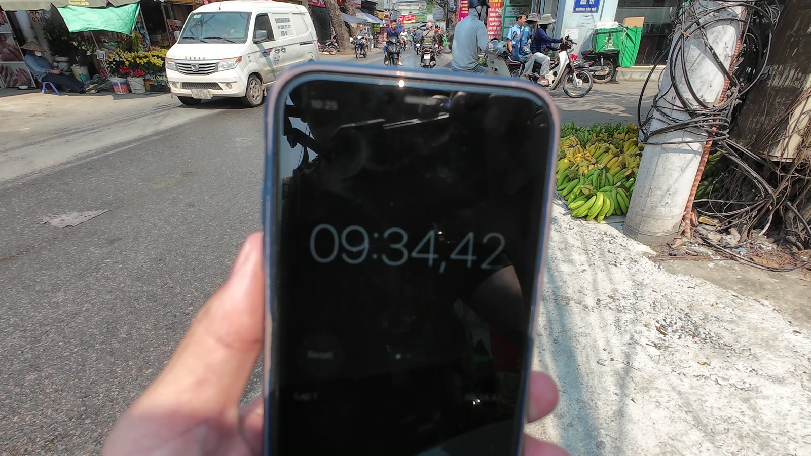 Đồng hồ bấm giờ trên điện thoại hiện 9 phút 34 giây khi đi xe máy từ Khu A Geleximco tới chợ Tây Mỗ