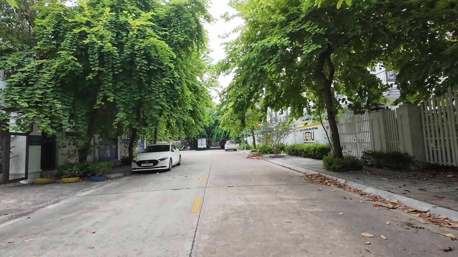 Đường nội khu Geleximco An Khánh rợp cây xanh, xe cộ thưa, đoạn đi về phía trường tiểu học Tân Thời Đại