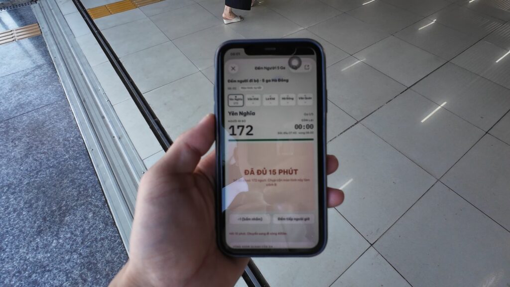 Màn hình máy đếm người ghi 172 người sau 15 phút đứng ở ga metro Yên Nghĩa
