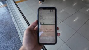 Màn hình máy đếm người ghi 172 người sau 15 phút đứng ở ga metro Yên Nghĩa