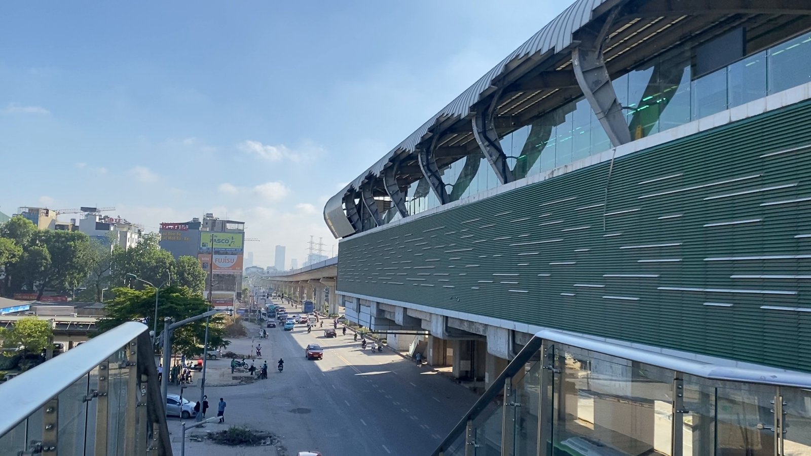 Nhà ga và đường ray metro trên cao tuyến Cát Linh – Hà Đông, phía dưới là phố