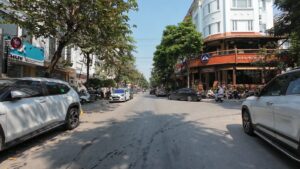 Quán cà phê ở góc phố Khu A Geleximco An Khánh, xe máy và ô tô đỗ kín hai bên đường