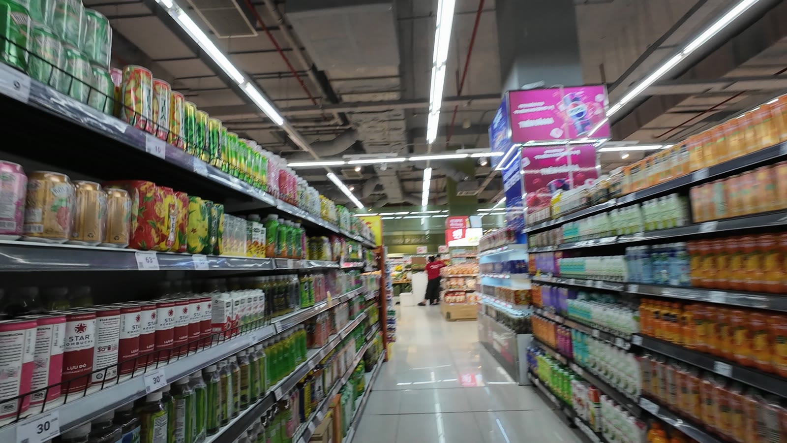 Lối đi giữa các quầy hàng nước uống, đồ khô trong siêu thị ở Vincom bên Smart City