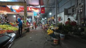 Sạp trái cây và hàng hoa bên trong chợ Tây Mỗ, chợ dân sinh gần Khu A Geleximco An Khánh